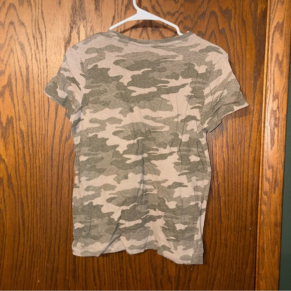 Universal Thread Green Camouflage V-Neck Tee - Picture 3 of 3